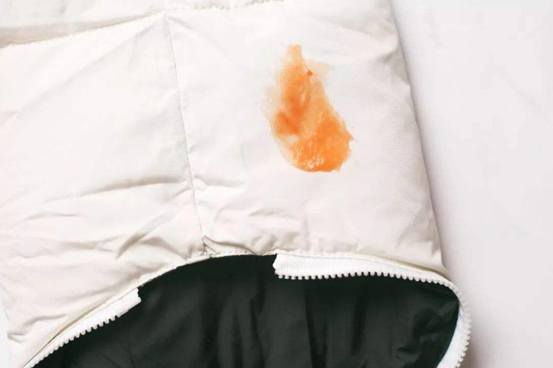 羽绒服干洗能洗掉污渍么,干洗羽绒服对羽绒服有伤害吗