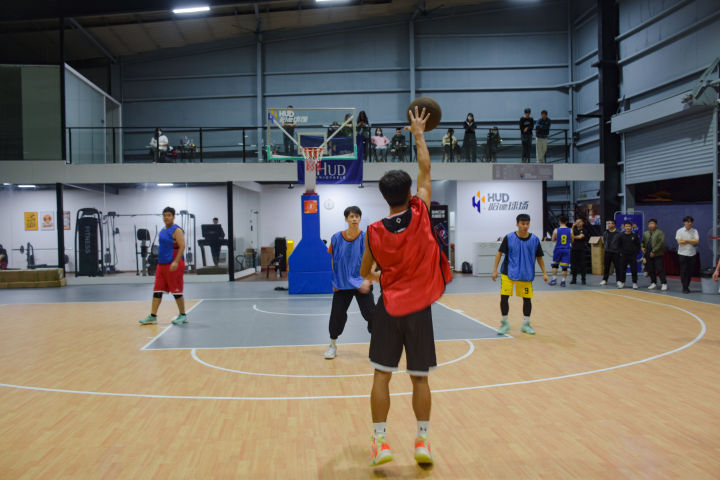 在叩丁狼1024怎么过？当然是“打爆”校长，挑战高颜值篮球博主