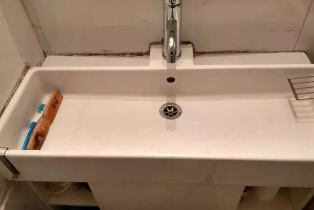 洗菜池台面缝隙发霉,洗碗池旁边发霉变黑小妙招