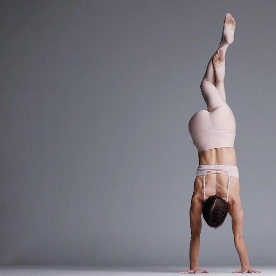 美国气质瑜伽老师Aina，生完孩子身材线条流畅，产后妈妈减肥榜样