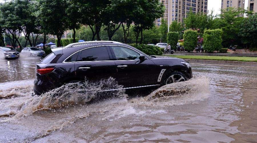 暴雨汽车进水保险赔吗,暴雨天汽车涉水怎么办