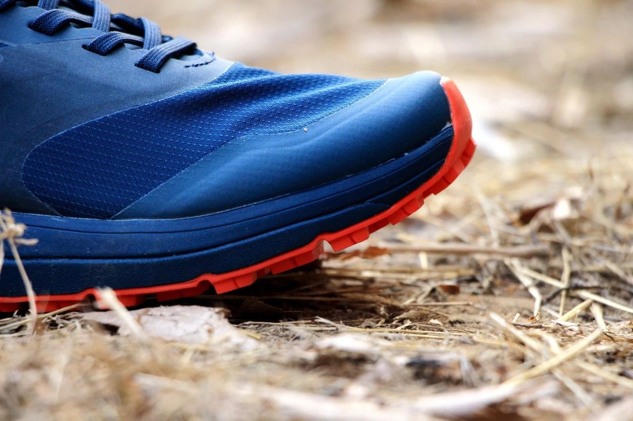 公认脚感最好的户外鞋始祖鸟,始祖鸟越野跑鞋高帮灰色