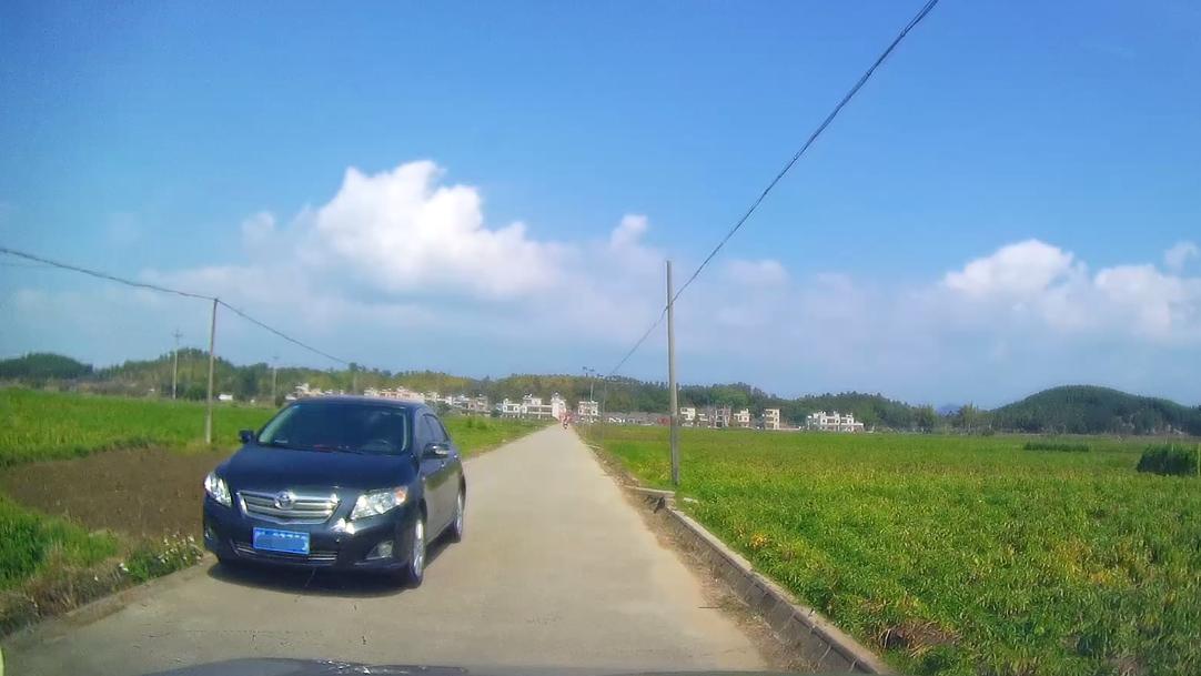 窄路会车怎么判断左右两边不刮蹭,窄路会车技巧新手也能轻松应对