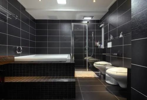 卫生间内开窗户怎样解决光线,卫生间光线不好选什么门