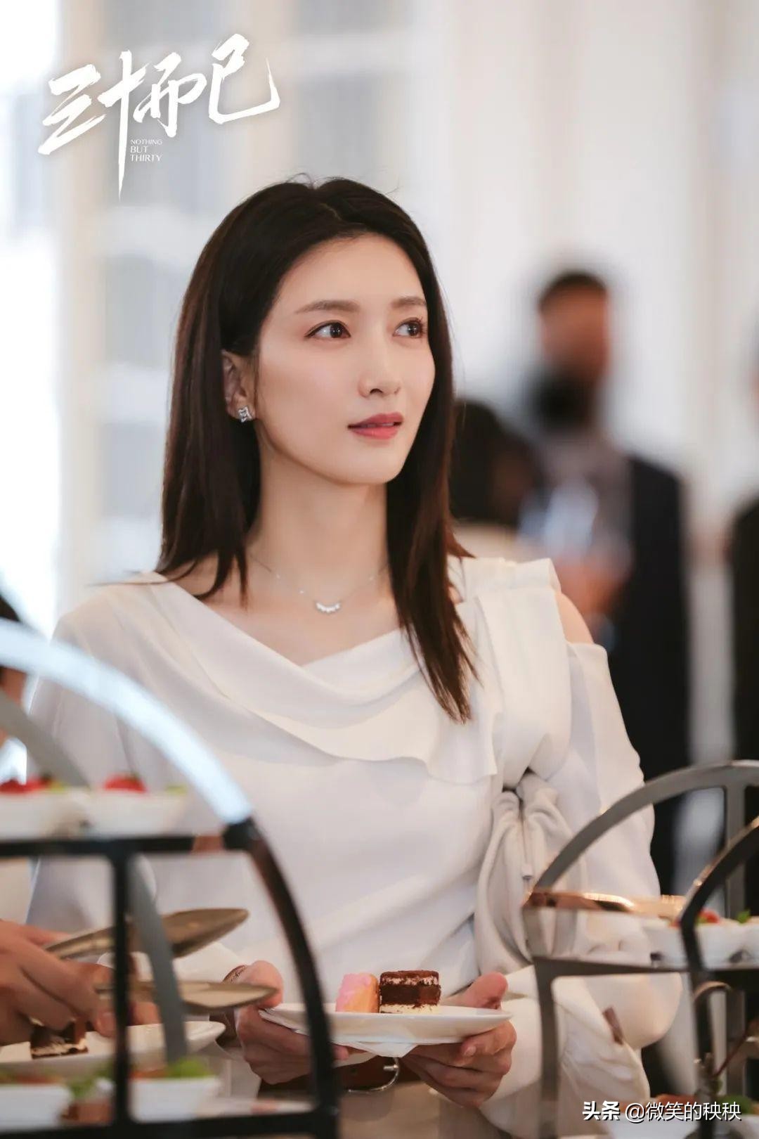 比起顾佳“贵妇”风,王漫妮的显贵穿搭和精准购物,更值得参考