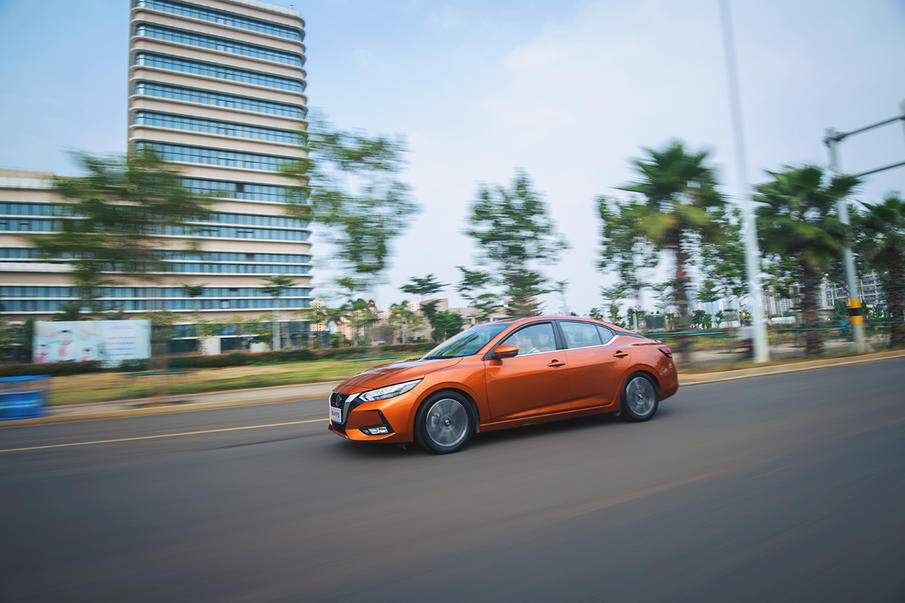 最新款日产轩逸试车,13年新轩逸1.6自动高配的油耗