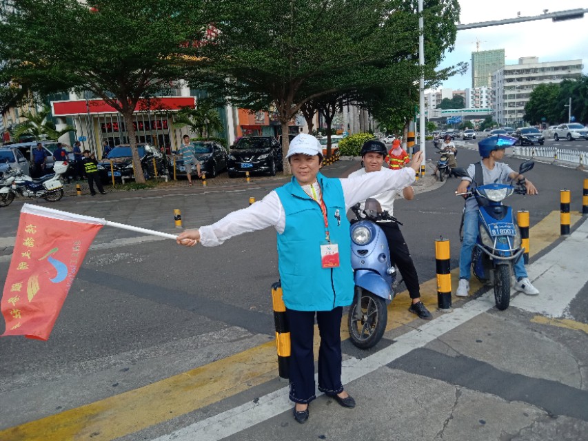 做交通协管员一天13个小时的酸甜苦辣