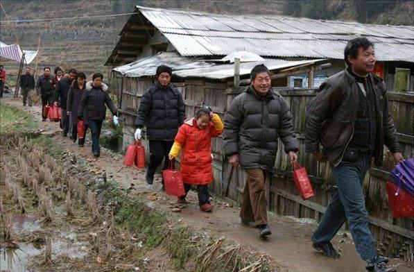 小时候的年夜饭，我们每家每户要吃猪蹄，你们那边的年夜饭呢？