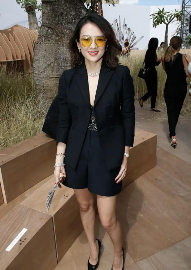 章子怡不愧被叫“国际章”，穿黑色西装配蕾丝内搭，满满女人味