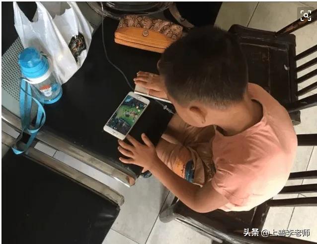 小孩13岁沉迷游戏单亲妈妈绝望了,15岁男孩沉迷游戏怎么拯救