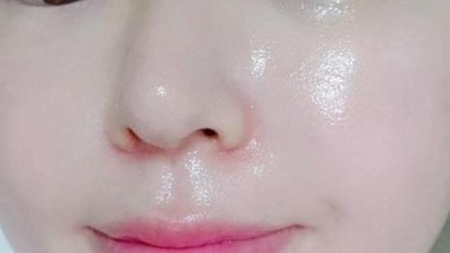 建议大家：睡前用妈妈们用的擦脸油，一点都不输国外大牌