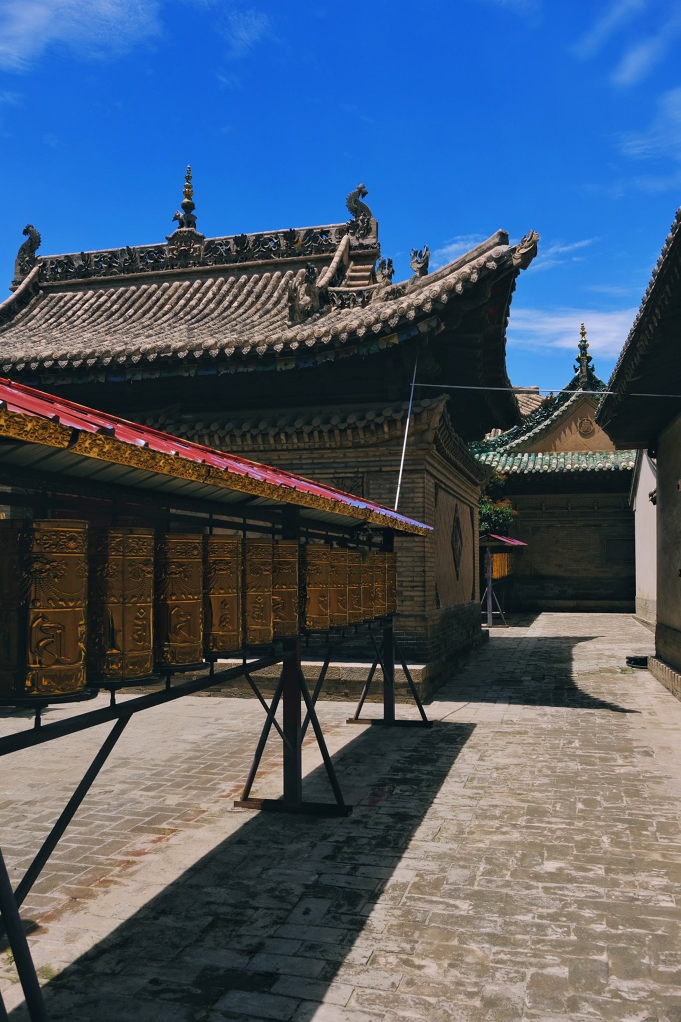 第一个看到的是鹰王殿，这是一座面阔三间的明代建筑