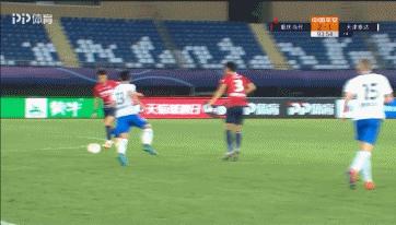 忍俊不禁！高空球把中超主帅帽子砸掉露出秃顶，他急忙用双手捂住