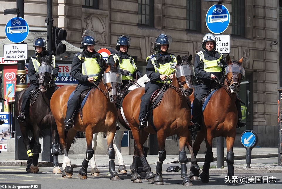 英国抗议人群与警方爆发冲突,英国白人右翼和反种族主义