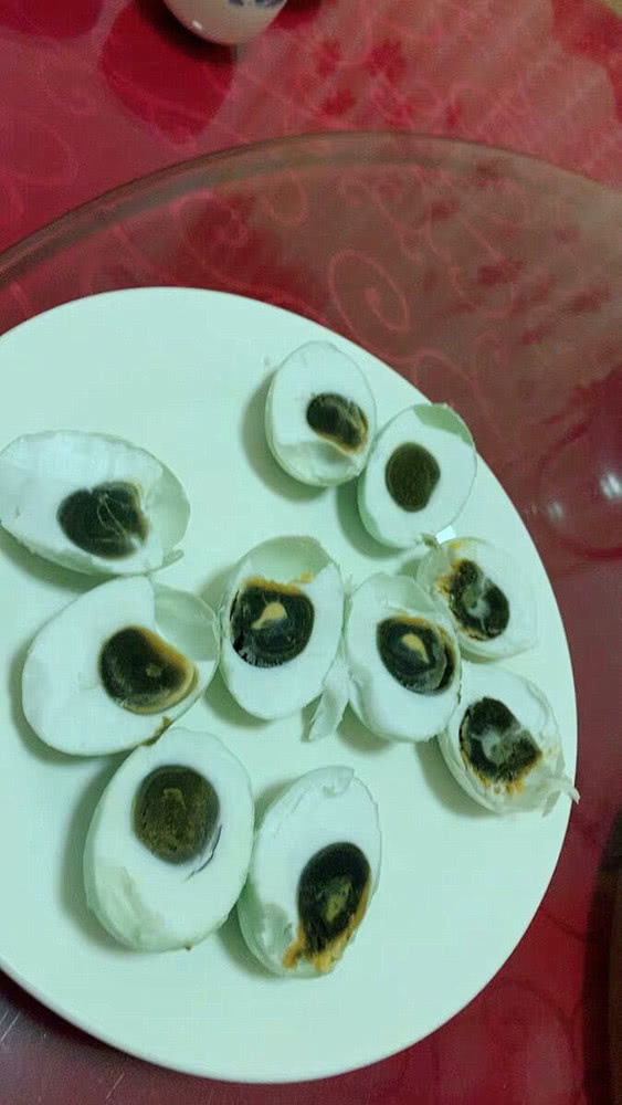 腌出来的臭鸡蛋苦能吃吗,腌臭的鸡蛋吃了好吗
