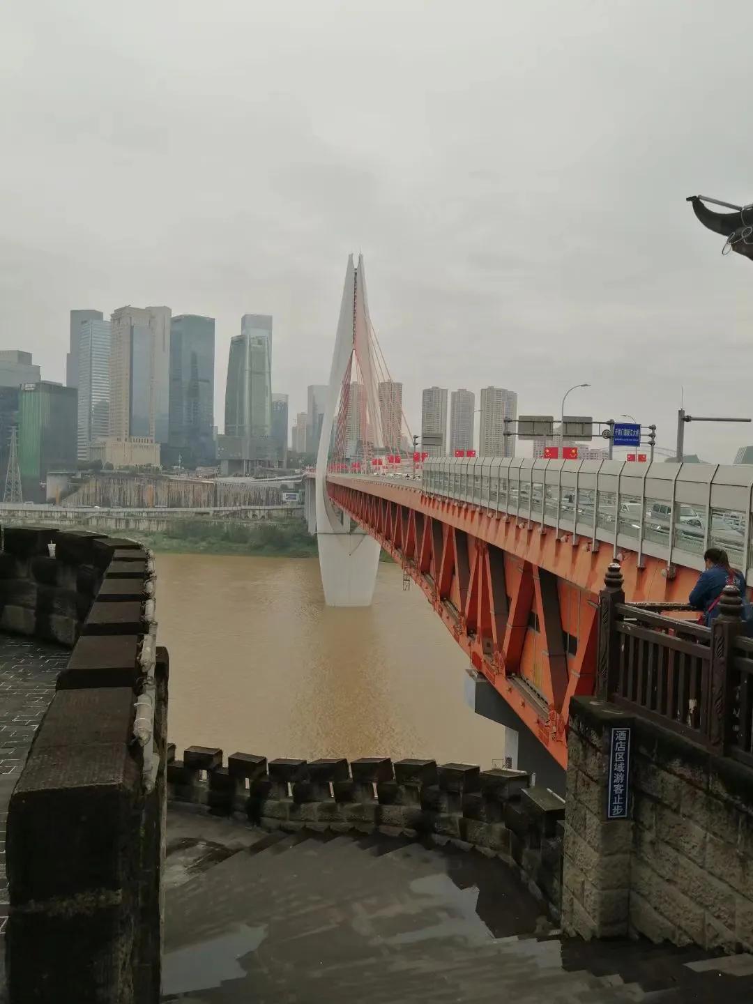 重庆西站到洪崖洞轻轨怎么坐,重庆西到洪崖洞坐地铁几号线