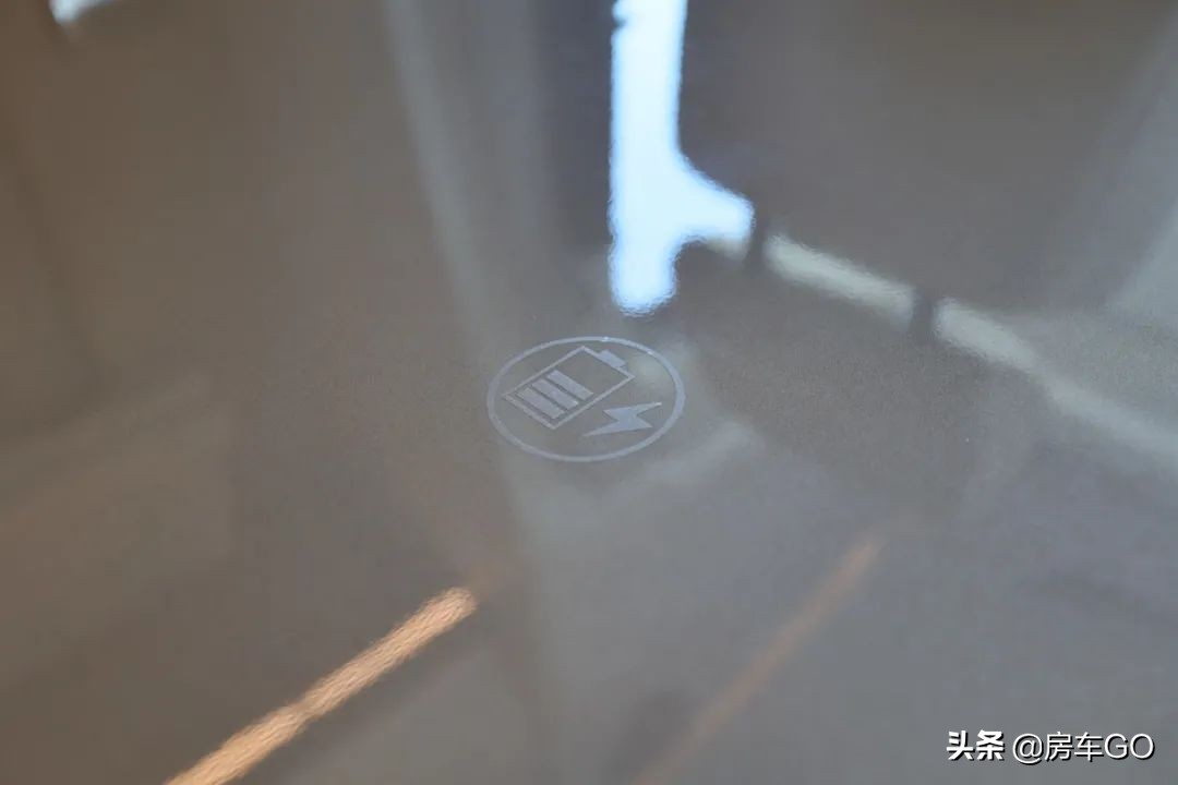 这台房车有5种充电方式，车内电器语音控制，卫生间也是干湿分离