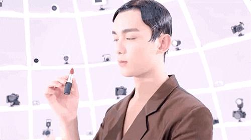 最近男明星代言护肤品,明星代言化妆品为什么不抹脸上