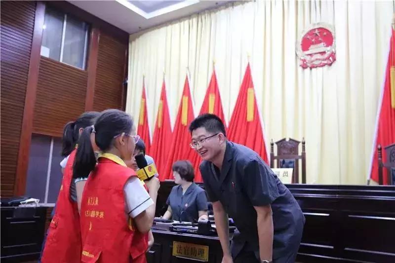“零距离”体验！青岛小主人报记者团走进黄岛法院
