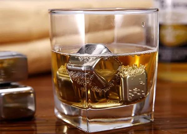 冰镇白酒调配,冰镇啤酒怎么喝才爽