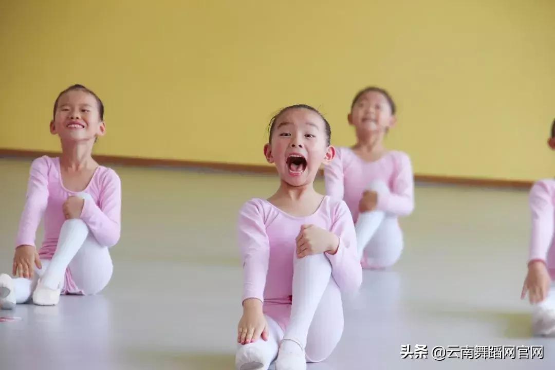 感谢妈妈陪我学舞蹈,妈妈让我学舞蹈