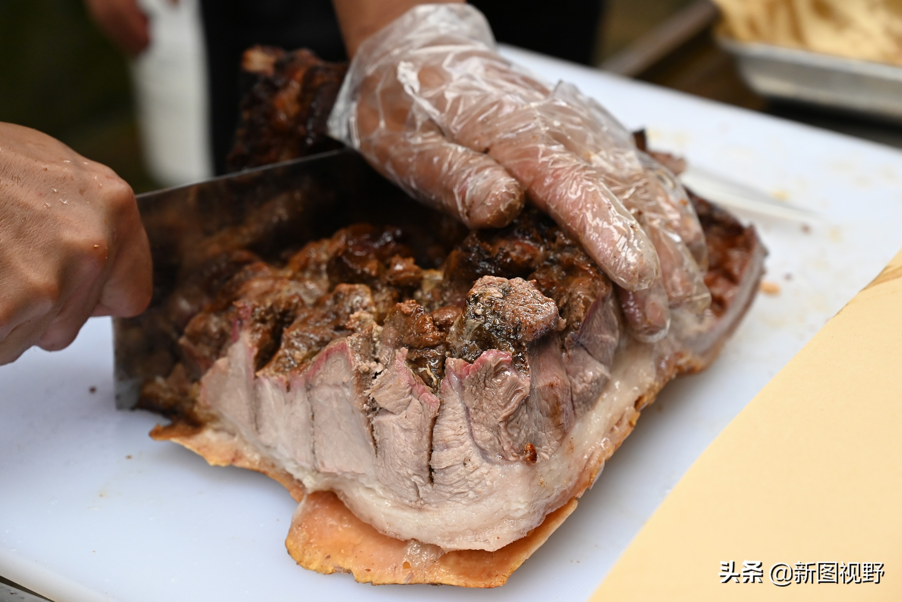 猪价下跌，夫妻“烤全猪”停烤2年后开烤，200斤烤肉出炉就卖光