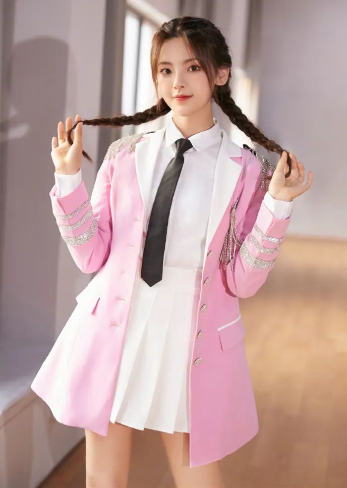 蝴蝶结领带衬衫搭配,白衬衫加领带怎么穿好看