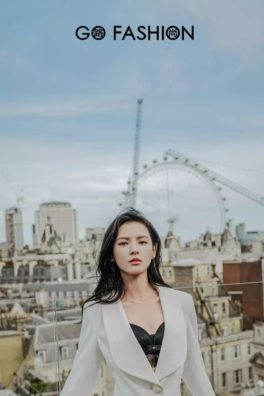 张予曦戴金丝框眼镜,张予曦银色服装