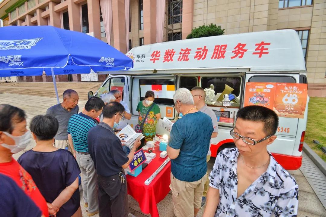 华数摊位成网红打卡点,还有小姐姐“穿越”来pick