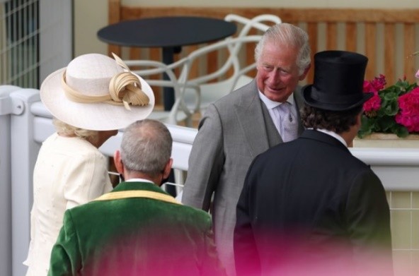 马克龙真暖心，帮布丽吉特整理领口怕走光，真爱程度不亚于查尔斯