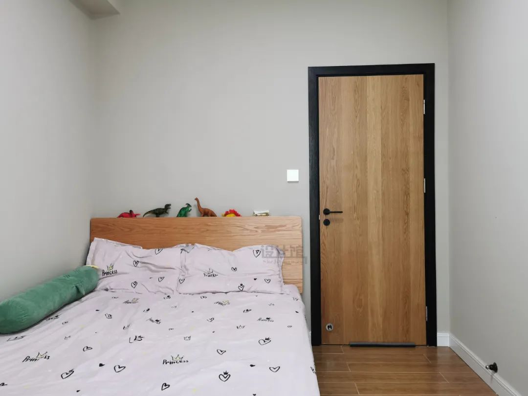 床在中间怎样布置自己的房间,房间床位怎么布置