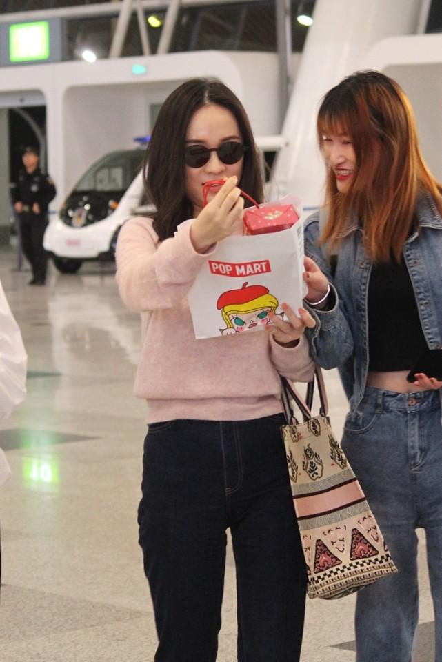 霍思燕大衣,霍思燕一袭白裙美出天际惊艳