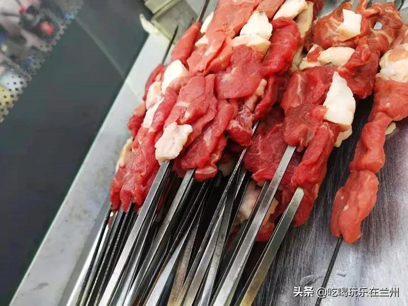 南关夜市这家烤肉，老板12岁出门打拼，烤肉就做了20多年