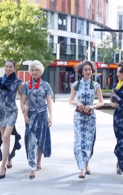 奶奶穿旗袍惊艳了整条街,奶奶穿旗袍惊艳外国人