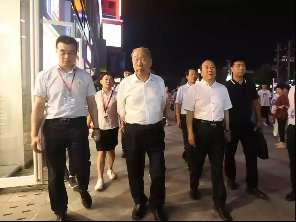 66岁一夜赔掉121亿，77岁卖猪肉狂赚518亿，王健林也要甘拜下风！