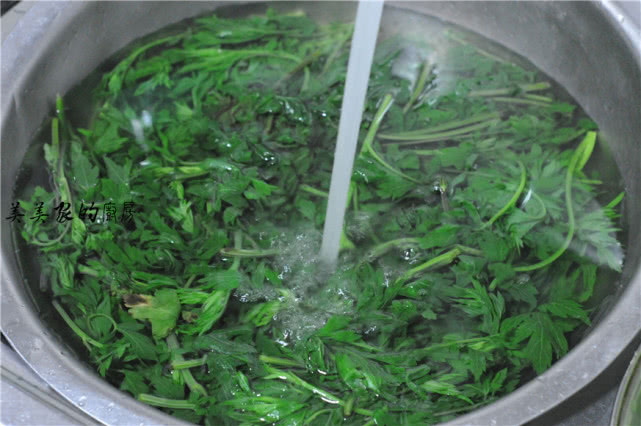 这菜农村到处都是,人称“百草之王”,4月最鲜嫩,做馒头特香!