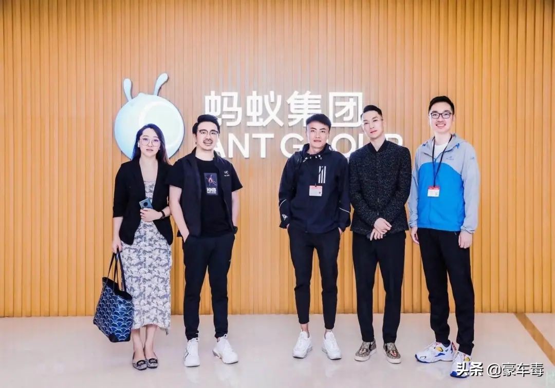 豪车毒老纪考斯特,豪车毒老纪小跟班