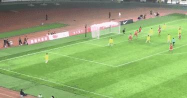 是青年才俊还是“犯规达人”?转会大连人队的吴伟,究竟啥水平