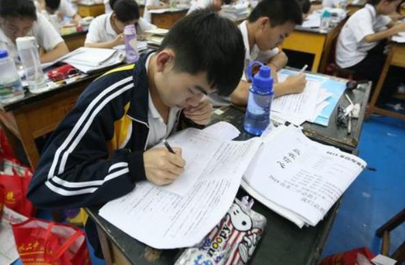 高考成绩不理想怎么办？上专科还是复读愁坏考生，过来人给出答案