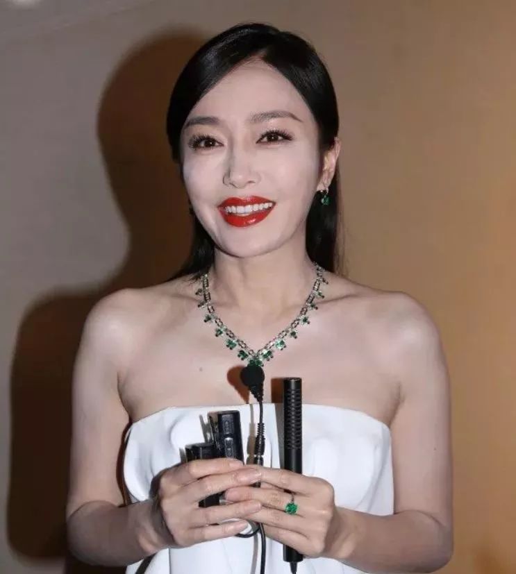 给大家推荐一个超级好用的散粉,选择一款最好用的散粉