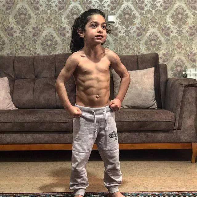 地表最强的三个小孩，这分明就是腹肌爆棚的小怪兽啊！