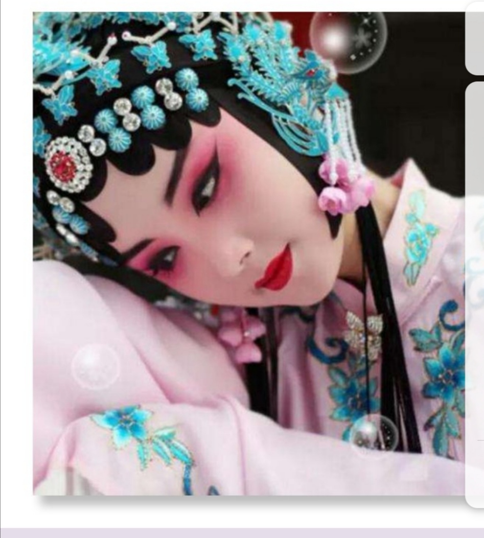 青衣恰是一朵明媚静谧的花,静静地绽放,留给人间多少永恒的凄美