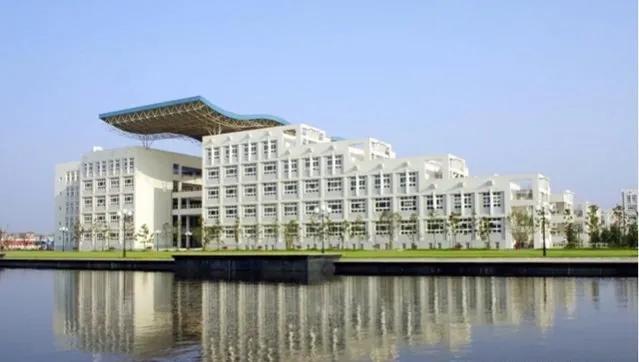 同样是市属大学！江汉大学和成都大学谁比较好？