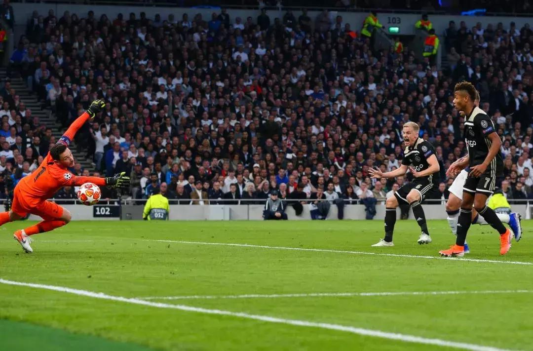 打败阿贾克斯,阿贾克斯击败皇马