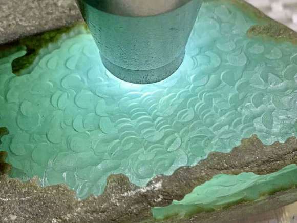 听翡翠的声音判断真假,打紫光灯判断翡翠的真假