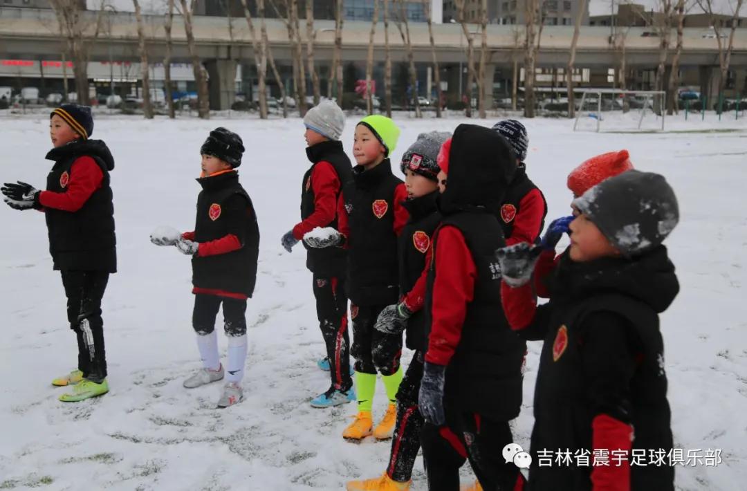 雪地快乐踢球,冰天雪地足球