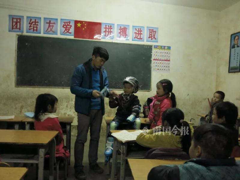 给学生买卫生巾上生理课的男老师在快手上火了!他说:广西山区孩子还需这些东西