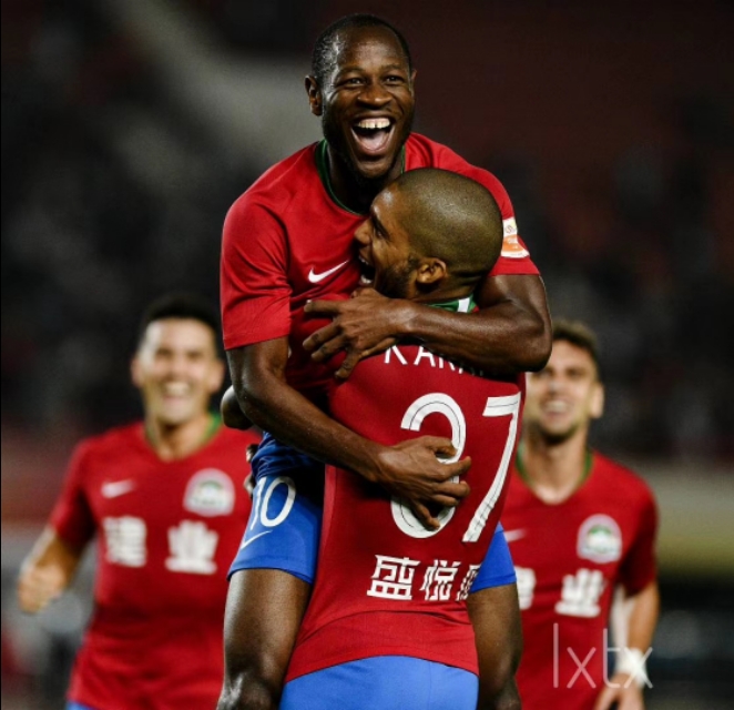 建业足球中外队员在郑州中牟基地，也能吃上一碗地道的羊肉烩面了