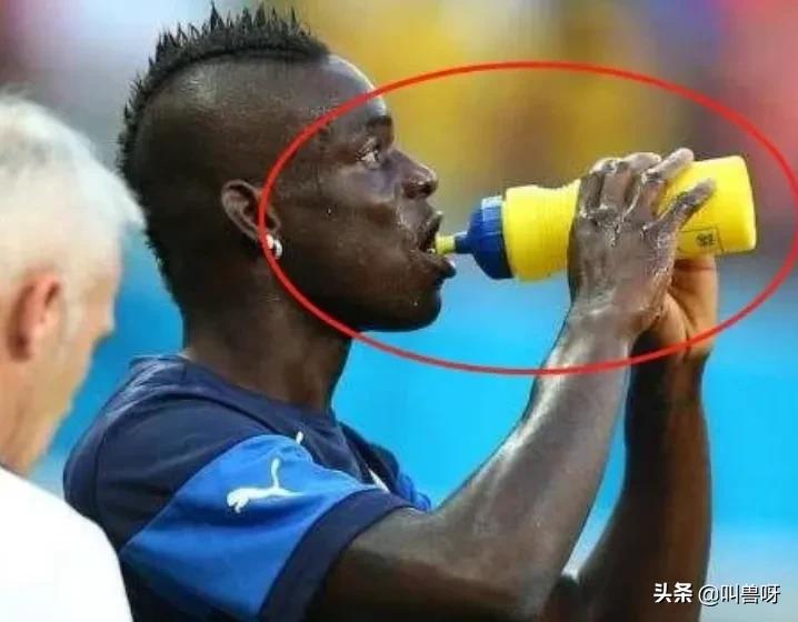 足球运动员喝的什么运动饮料,足球运动员为什么喝一口吐一口