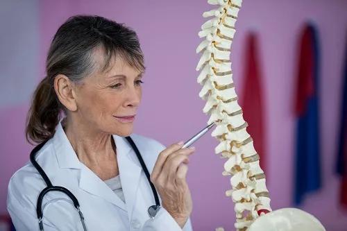 孩子挤眼耸肩是怎么回事,小孩老是瘪嘴耸肩是什么原因